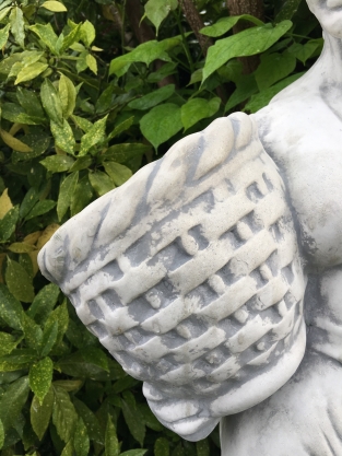 Schöne weiße Steinstatue einer stehenden Dame mit 2 Blumenkörben!